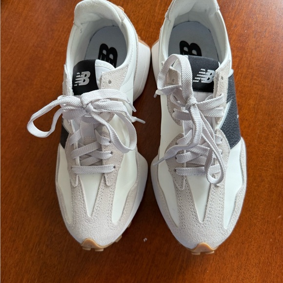 New Balance 327 White and Black, SIZE 8. LIKE NEW ON THE OUTSIDE. No Box. - Picture 2 of 9